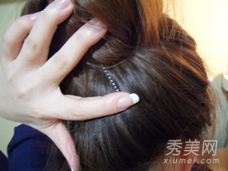 夏季流行韩式盘发 简单丸子头扎法图解