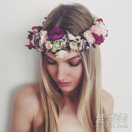 春天做个戴花的文艺女 9款发型值得一试