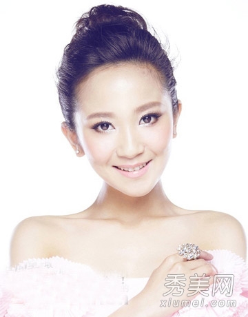 新年美丽变身 无辜感丸子头扎发可爱萝莉