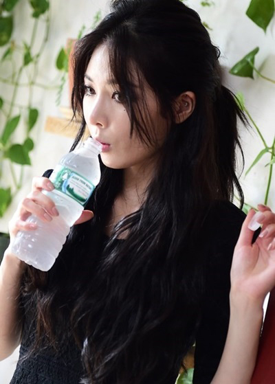 黑发回归！韩女星示范四种不同风格的黑发造型 黑发发型图片