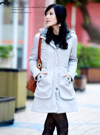 长而简单的棉袄容易应对温差