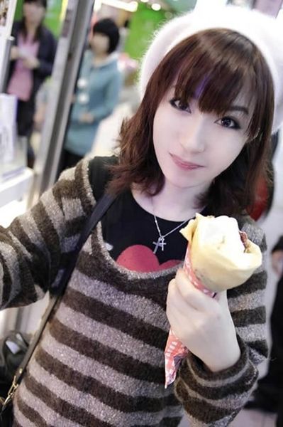 成为圣诞派对上的时尚焦点女孩