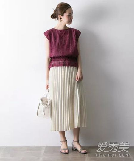 百褶裙会在秋天再次流行吗?学习百褶裙搭配好不再害怕过时!