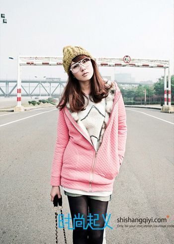 这款韩式外套经过层压和混合处理，非常时尚。