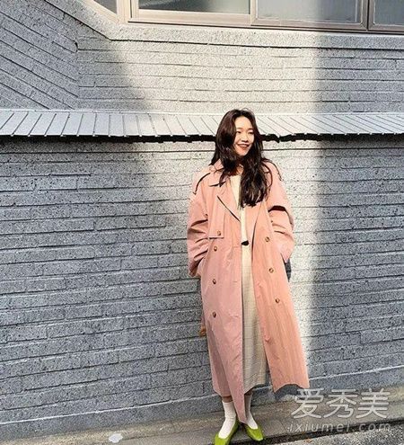 事实上,风衣并不是一件很难穿的东西。这两种风格相匹配,以完成春季风格。