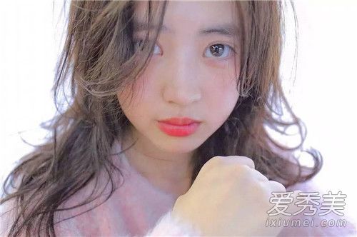 穿着教科书151的日本小模特不穿高跟鞋也能增加比例。