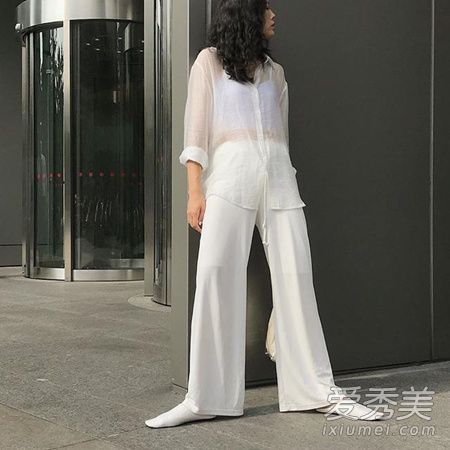 你冬天不穿衣服吗？穿同样颜色的黑色、白色和驼色是非常高级的。