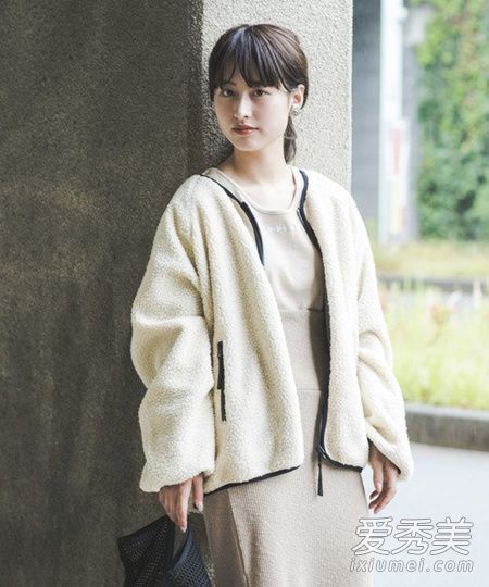 米色羔羊毛今年会变成纯红色吗?一个日本女孩告诉你,像这样保暖看起来更好!