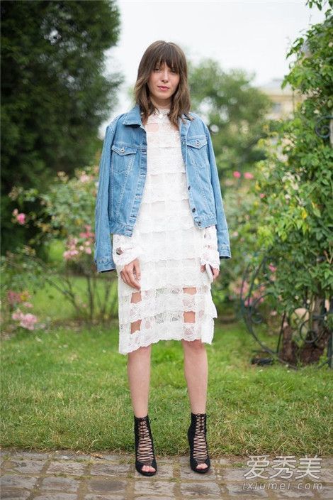 中性牛仔夹克和甜美的裙子也可以完美搭配。