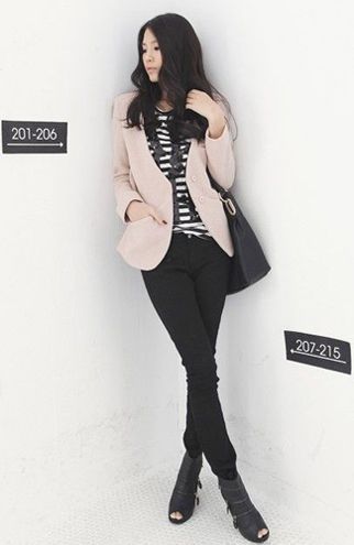 牛仔裤+夹克时尚应对室内外温差