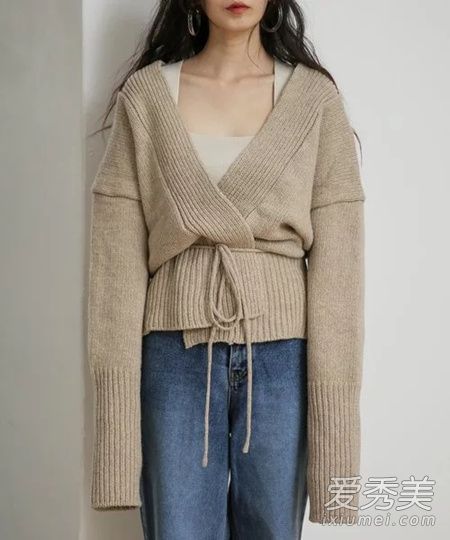 冬天,身材矮小的人必须苗条,紧身上衣会让你在冬天感到放松和美丽。