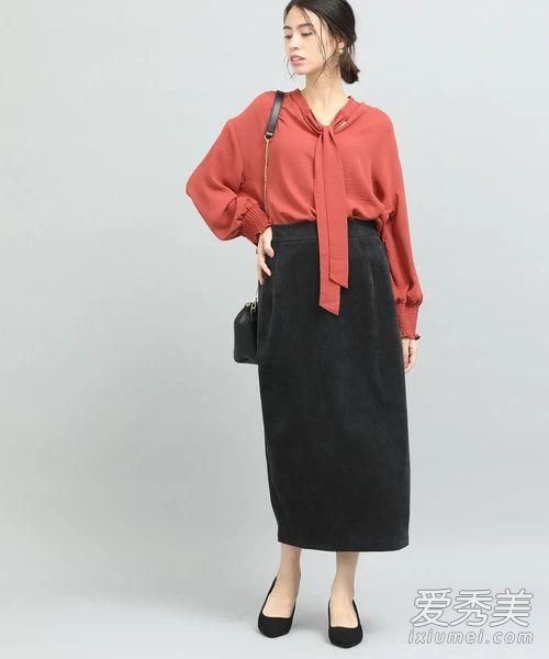 与上班族必备的黑色小礼服搭配真的很时尚。
