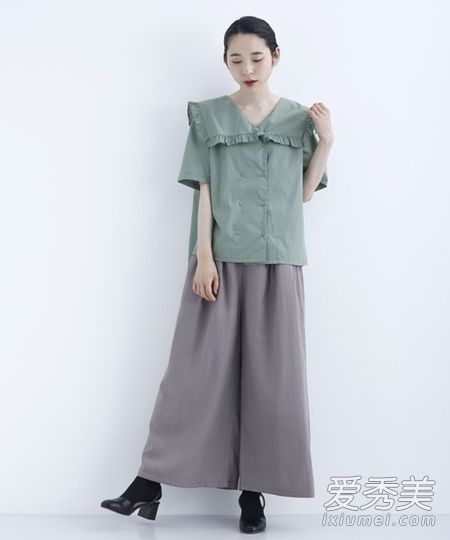 除了宽裤腿的裤子外,还可以穿适合夏天穿的裤子。