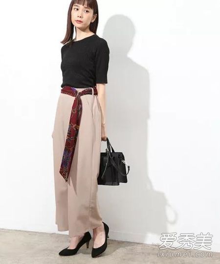 穿短裤的时代结束了吗?夏末秋初的高腰宽裤散发出成熟的女性气息。