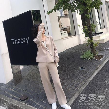 这个小女孩很高。秋天之后是高雅的服装。
