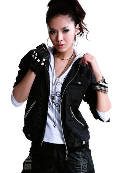 黑、白、灰巧妙搭配，彰显低调华丽。