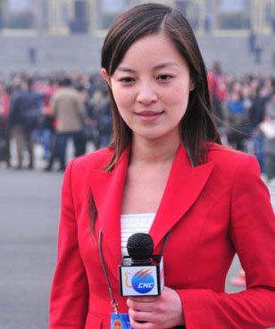 NPC和CPPCC的美丽记者穿旧衣服