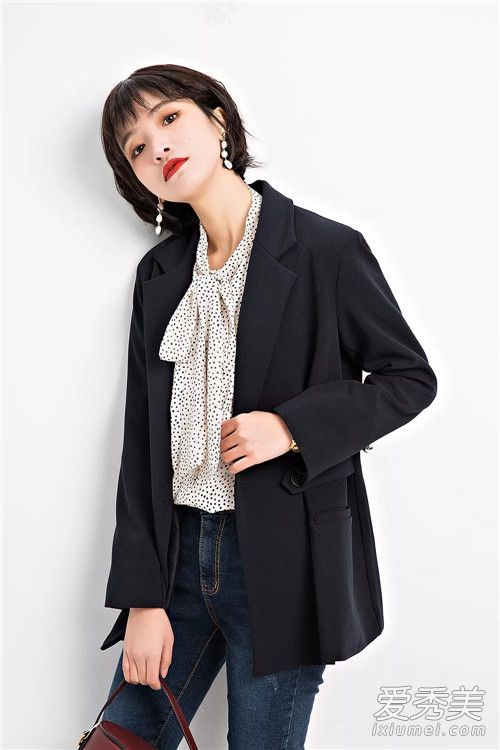 办公室工作人员也可以穿得很好,在初秋时尚的年轻女孩办公室女士!