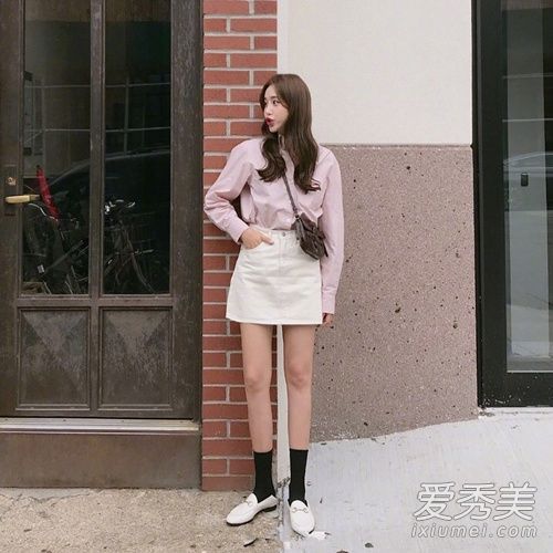 适合夏末天气的裙子可以搭配小裤腿穿。