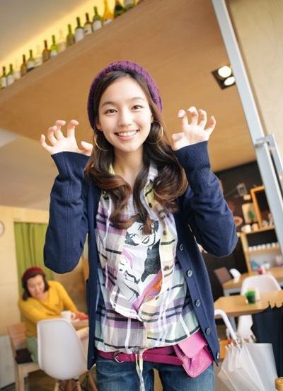 早春必备的小开衫穿着甜美的气质。