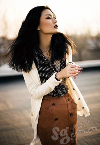 OL通勤皮衣塑造女性温柔的印象。