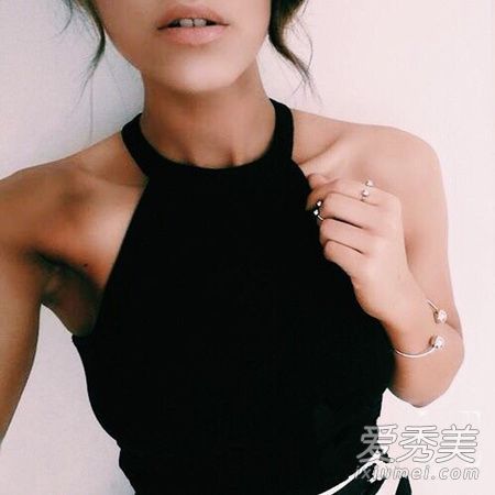 在2018年初秋,无袖针织上衣肯定是必备单品,穿上它会显得很薄!