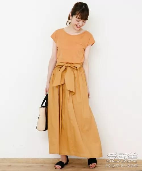 可以从夏天穿到秋天!彩色服装容易控制流行颜色
