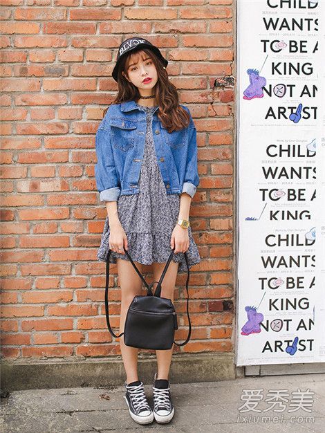 春季牛仔夹克和裙子更相配