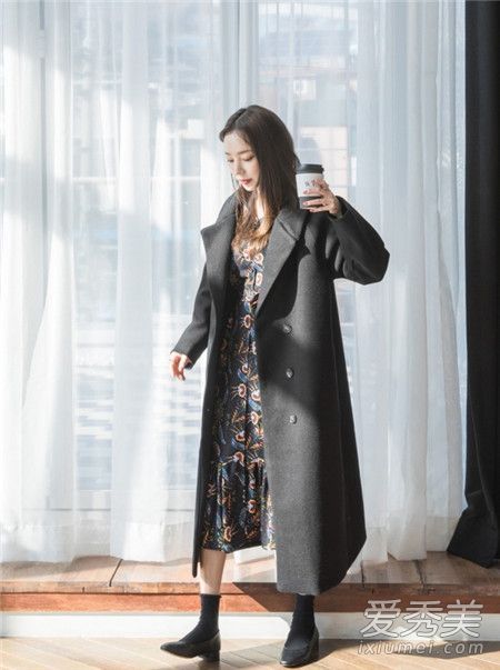 对于一个身材矮小的人来说,穿长裙子和外套是一件锐利的武器。