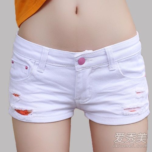 白色牛仔短裤配什么外套白色牛仔短裤配图片