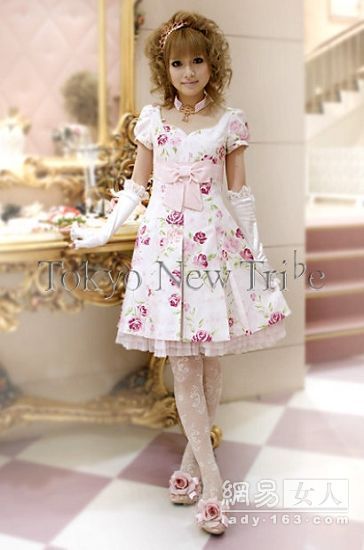 日本华丽公主礼服细节改变