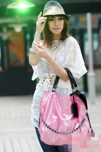 夏天,当你离开街道时,色彩鲜艳、漂亮的包包是必不可少的。