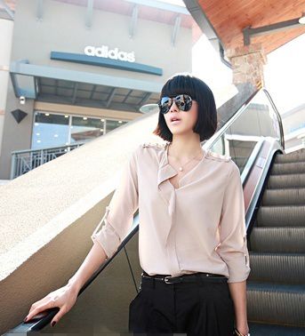 浅色雪纺衬衫，略带暴露肤色，很性感。