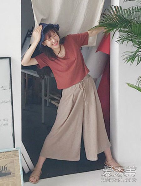 天气变冷了。大腿粗的女孩穿这样的裤子看起来很瘦！