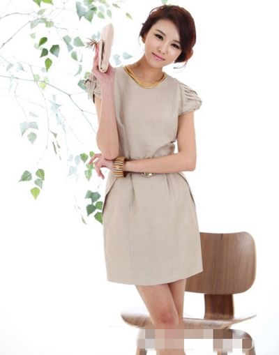 配饰漂亮地点缀着普通的服装，展现气质。