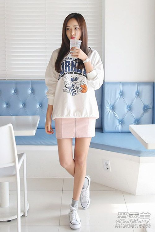 韩文版的卫衣和年轻女孩的短裙很相配。