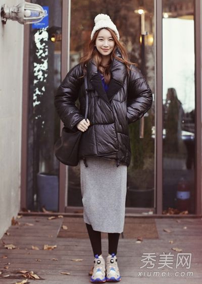 长羽绒服包裹在寒潮中保暖