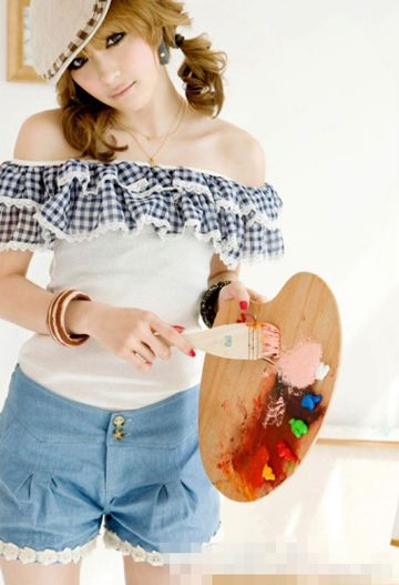 可爱清爽的露肩服装很流行。