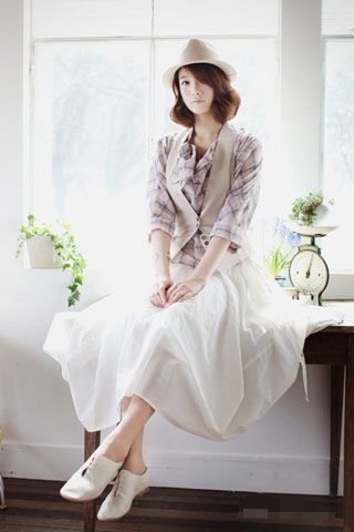 春天成熟女性的纯色长裙之恋