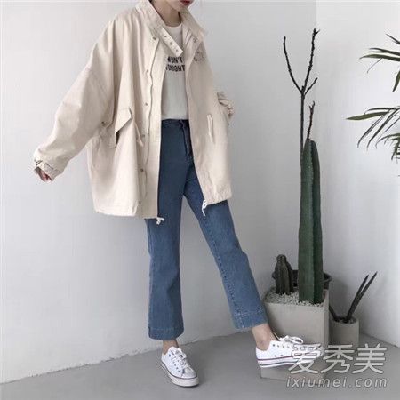 整体外观由米色风衣和裤子类型的配色决定。