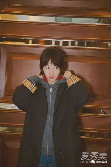 风衣和大衣的搭配是最时尚的。