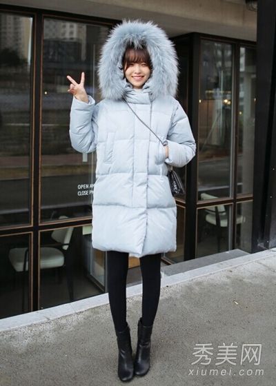 穿着羽绒服和紧身裤的胖子看起来更苗条。