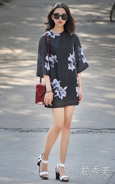 夏天,胖人穿宽松的衣服来藏肉。