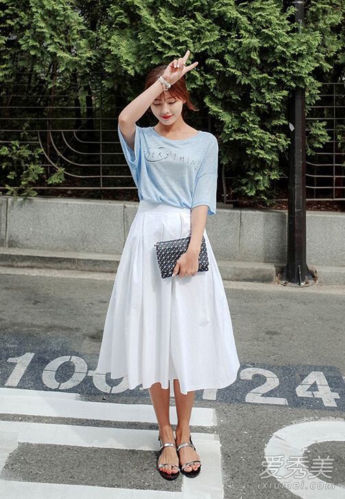 夏季搭配长裙时，长裙是必不可少的。