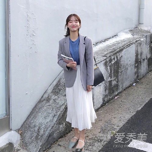 韩国的小妹在春天展示别致的街头风