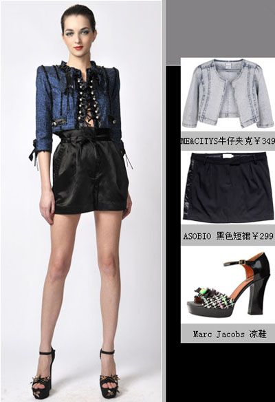 这件小黑裙非常适合夏天穿。