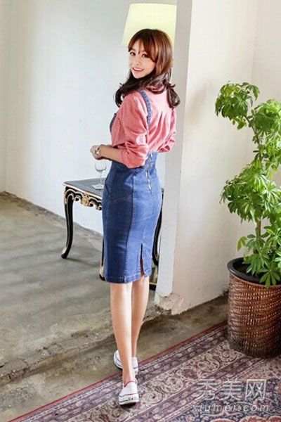 胖人穿着铅笔裙,下半身穿着衣服