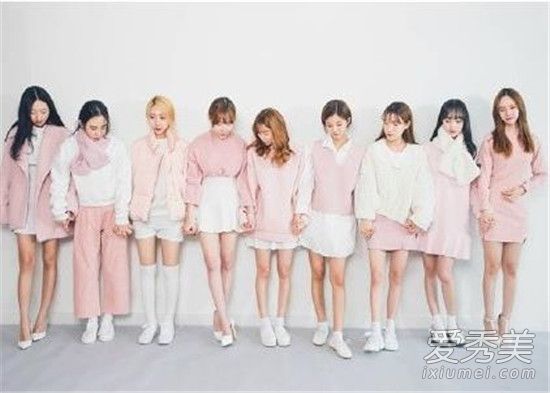 拍一张毕业照应该穿什么衣服的照片。除了学位服,她还可以穿女装!