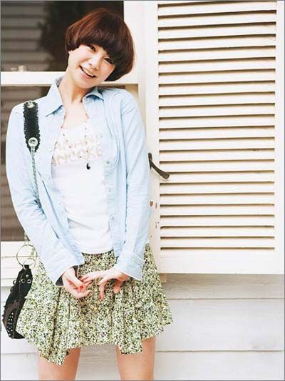 打扮成一个年轻的女人，穿着短裙，打扮成一个年轻的女人。