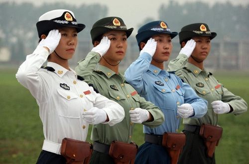 军装盛行,国庆节显示出硬朗的气质。